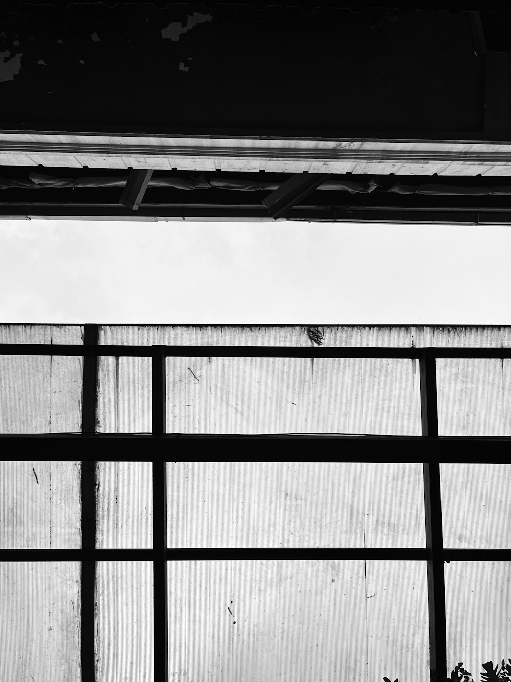 uma foto em preto e branco de uma janela