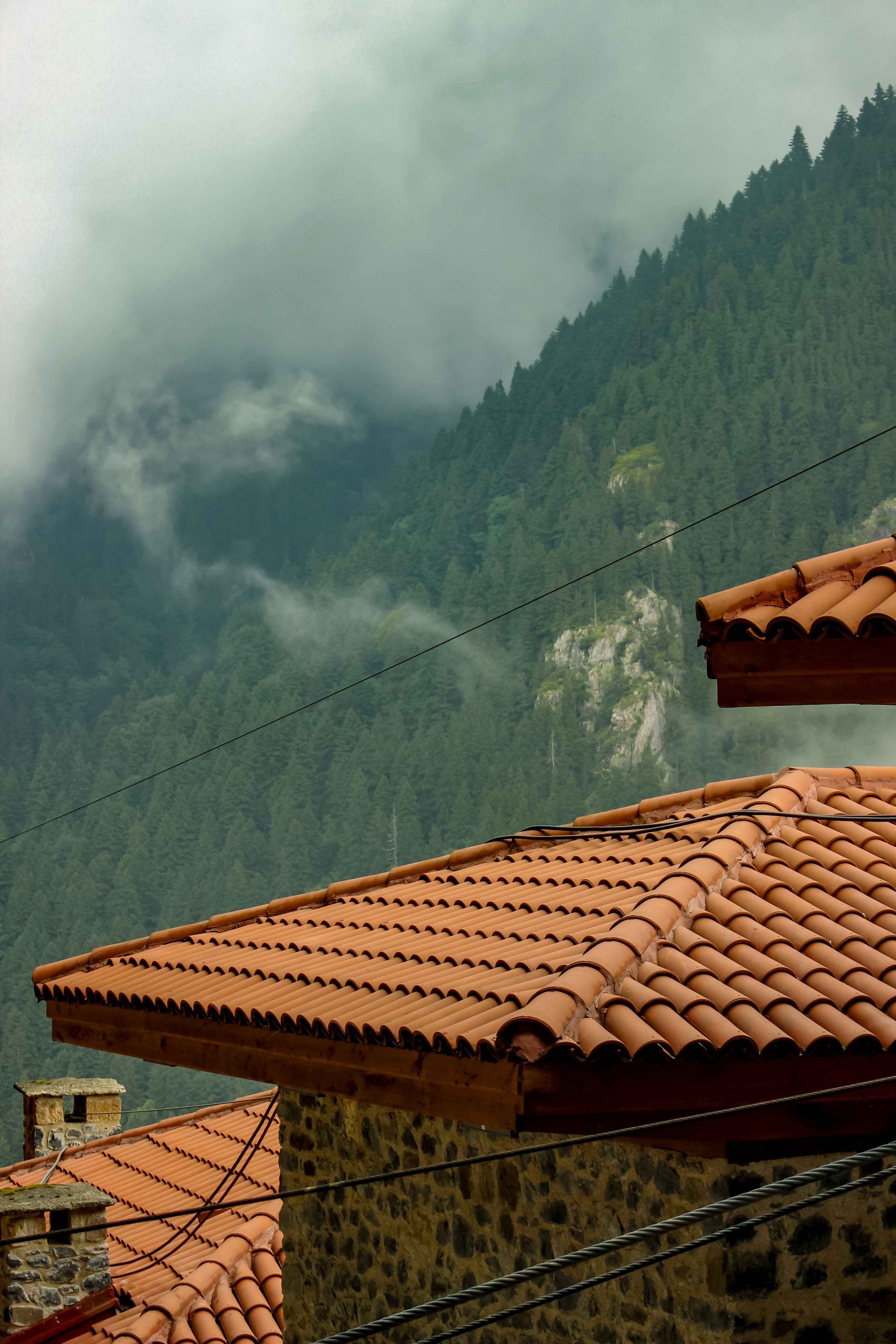 SUV roof box mountains, ilustrasi artikel Maximize Your Adventure: The Best Cargo Boxes for Extra Camping Storage 4