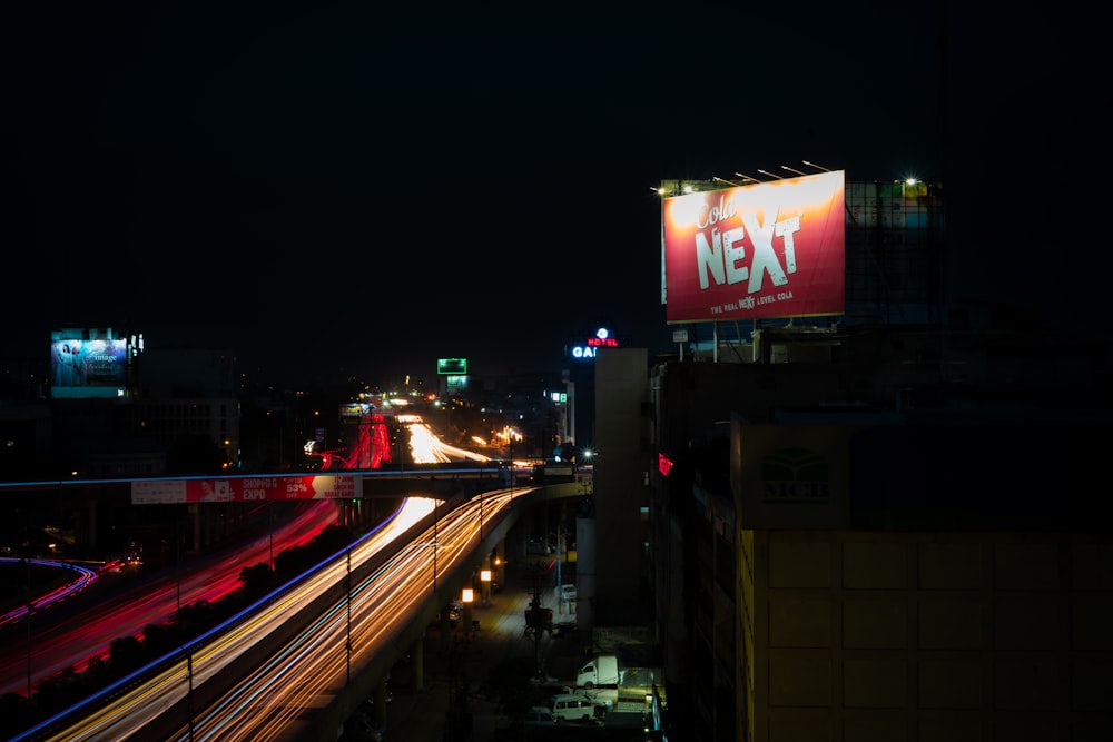 Eine nächtliche Stadtstraße mit einem Neon-Ausgangsschild