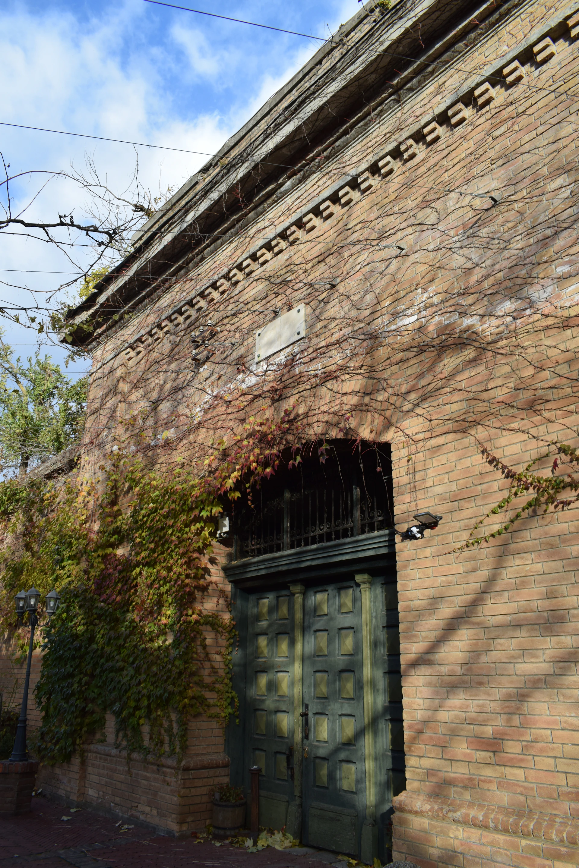 gray computer monitor