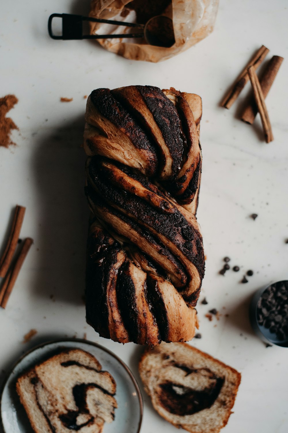 Ein Laib Zimt-Swirl-Brot sitzt auf einer weißen Theke