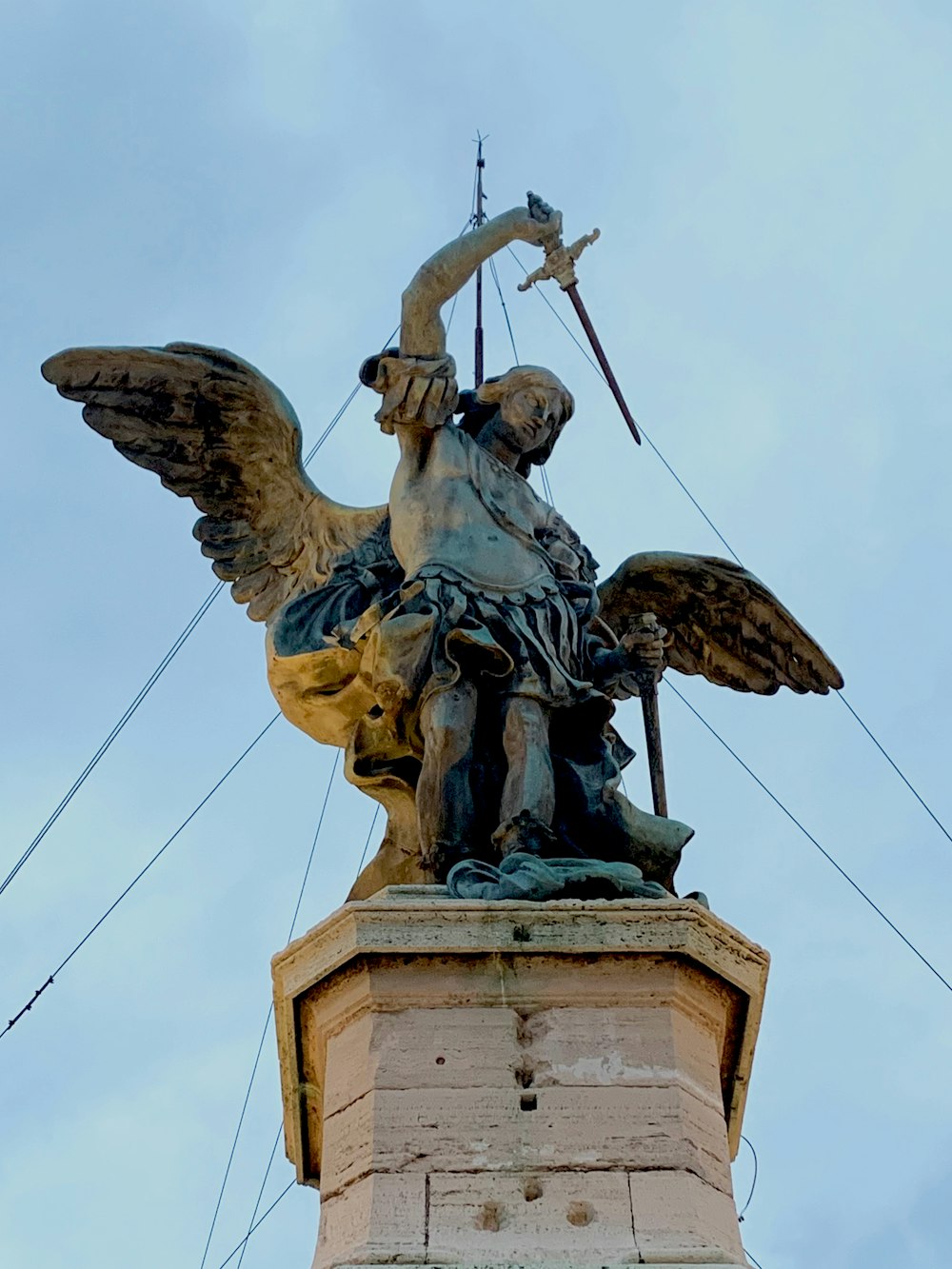 una statua di un angelo che regge una spada