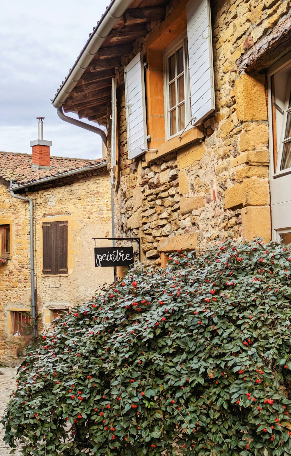 un bâtiment avec un panneau sur le côté