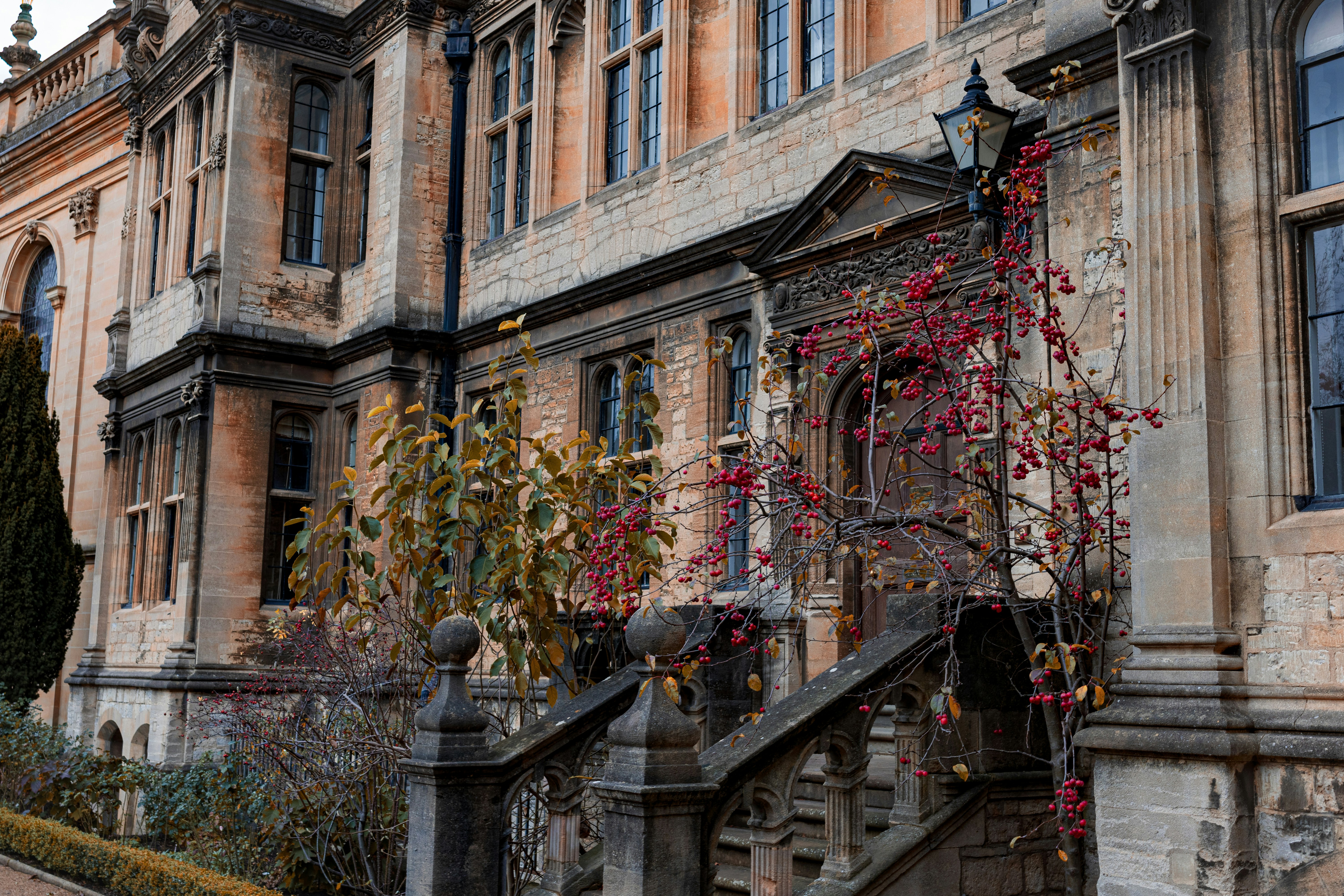 Ein großes Gebäude mit vielen Fenstern