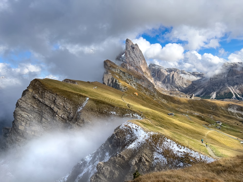 uma vista de uma cordilheira com nuvens no céu