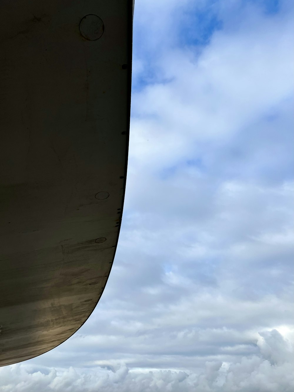 a view of the wing of an airplane in the sky