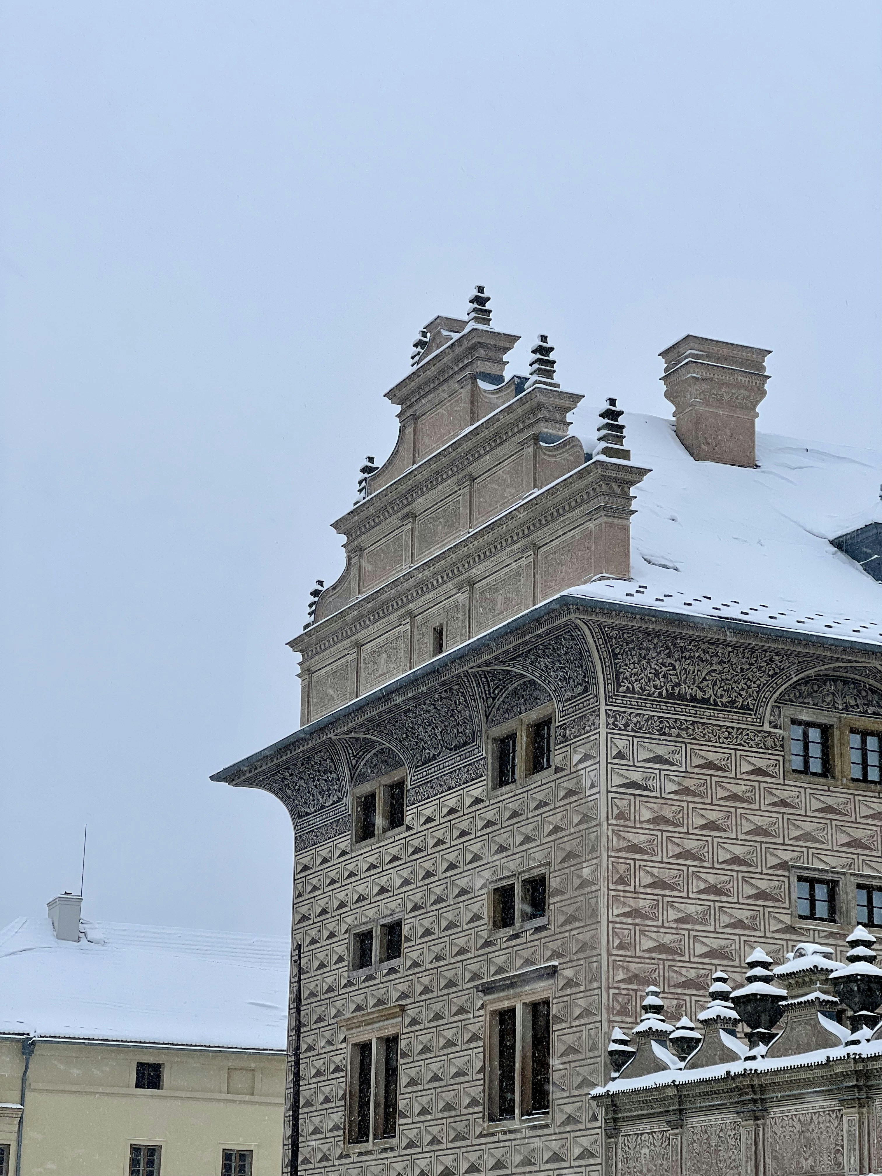 un grand bâtiment avec une horloge au sommet