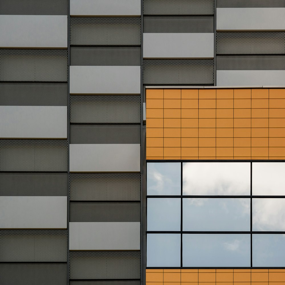 a tall building with lots of windows next to a sky