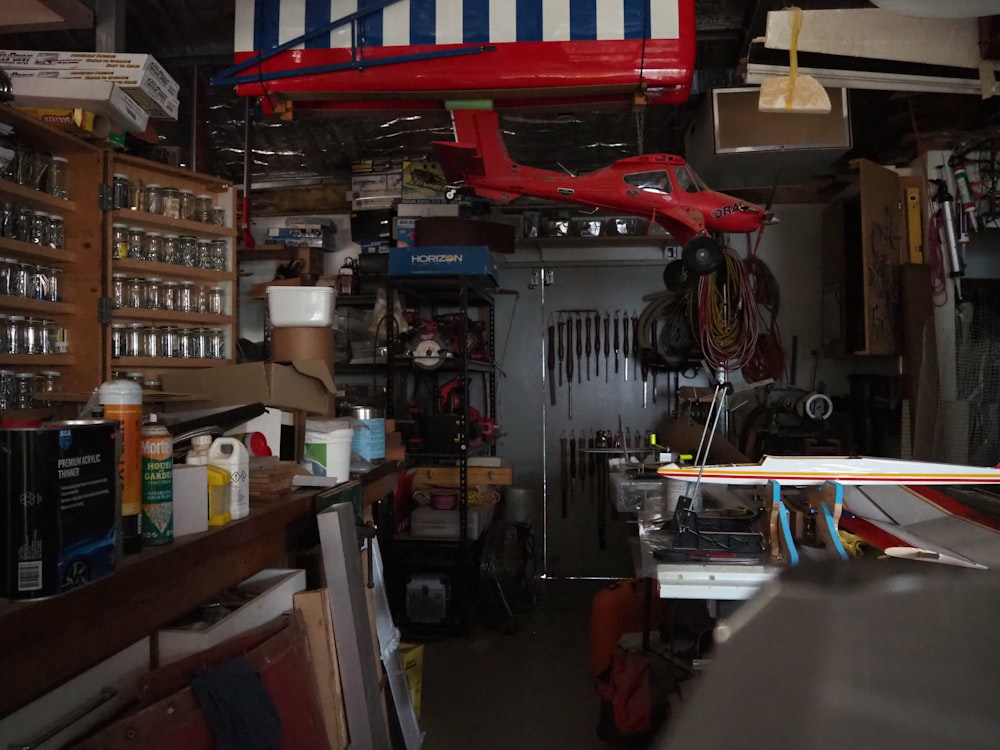 uma garagem cheia de muita desordem e ferramentas