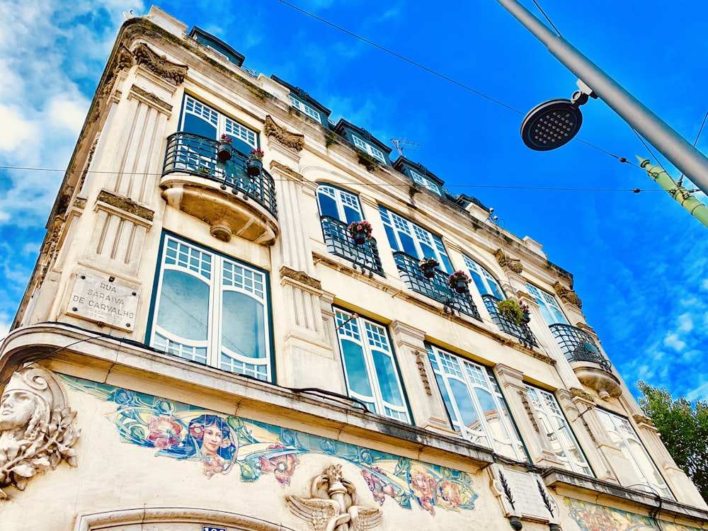 a tall building with lots of windows under a blue sky