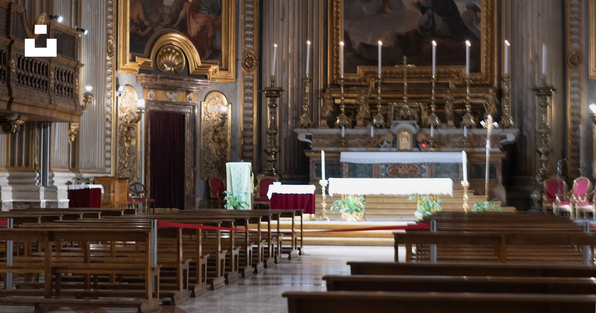 Foto El interior de una iglesia con una pintura en la pared – Imagen ...
