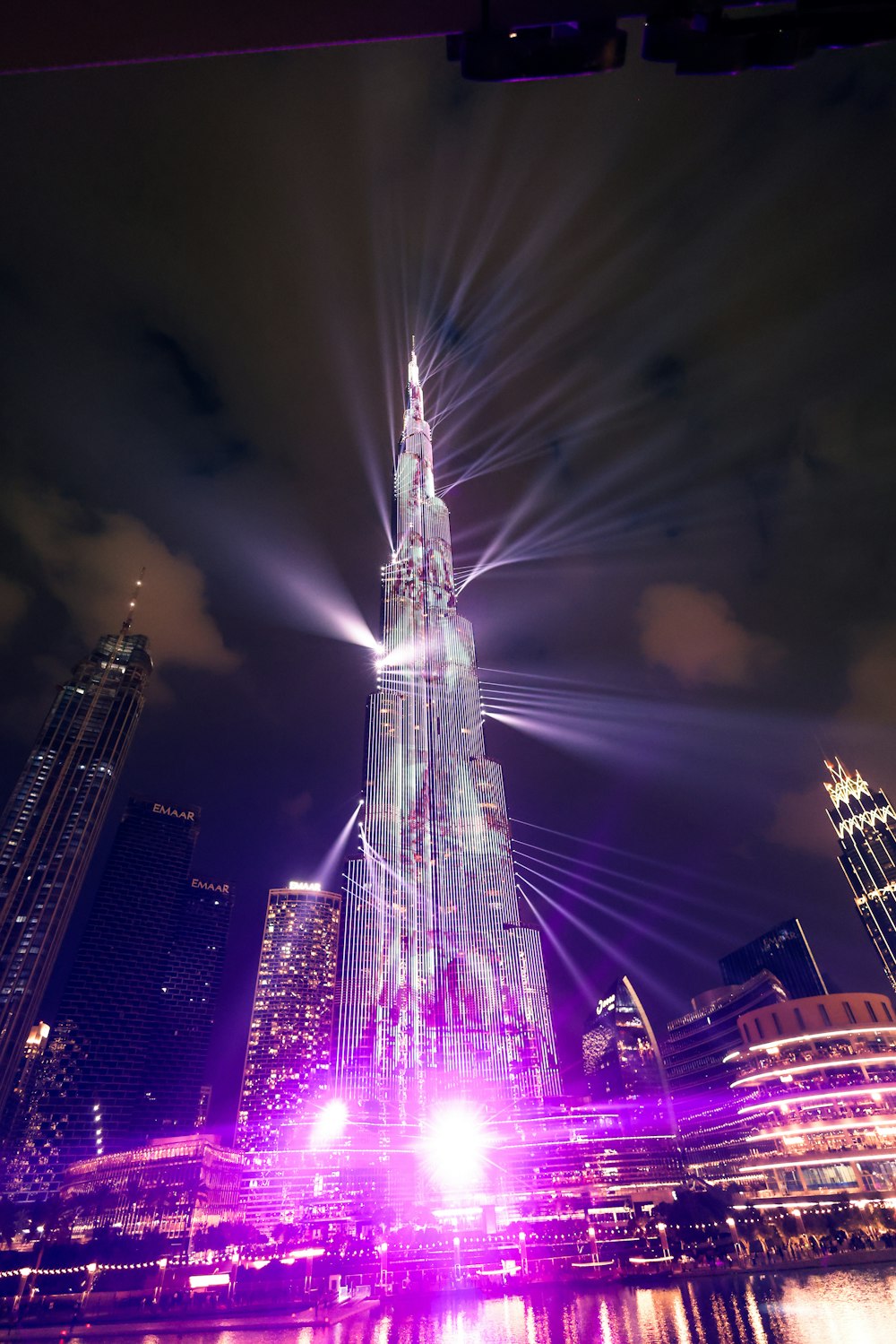A Very Tall Building With A Lot Of Lights On It Photo Free Burj