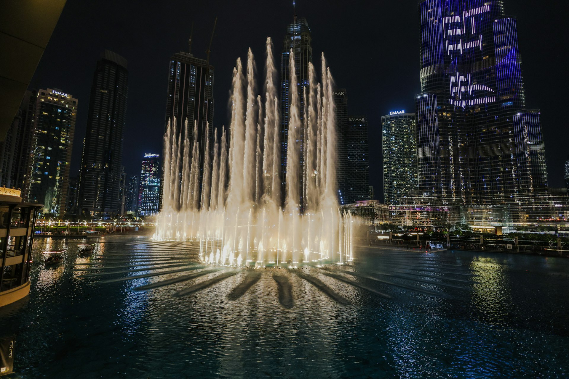 a large fountain of water in the middle of a city