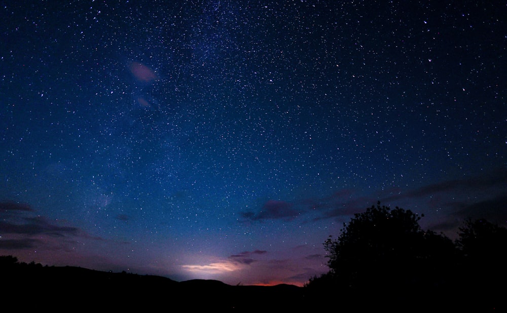 el cielo nocturno con estrellas y nubes