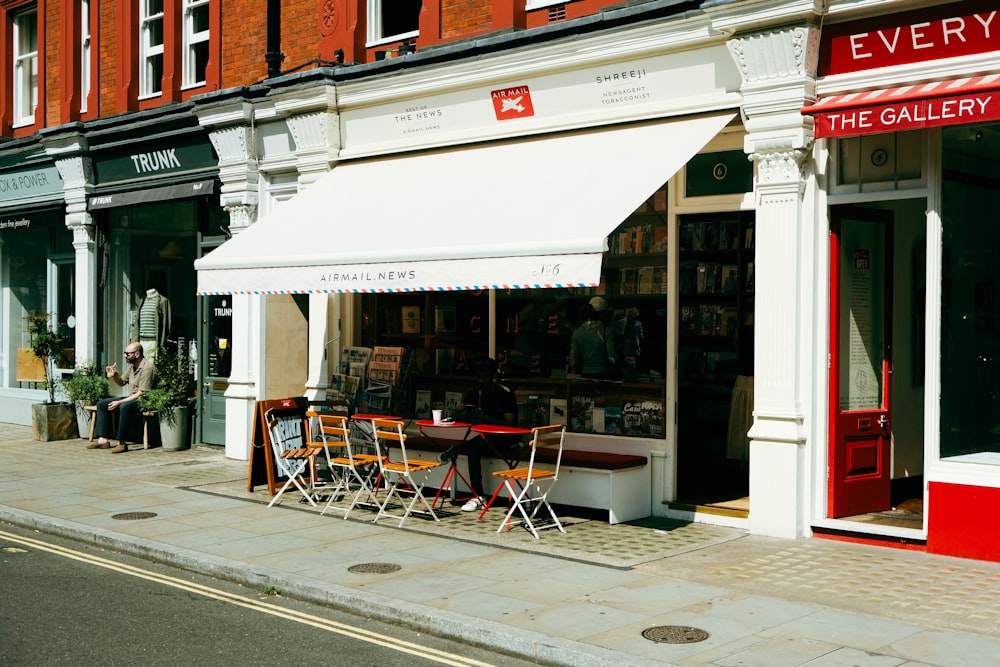 a couple of chairs sitting outside of a store