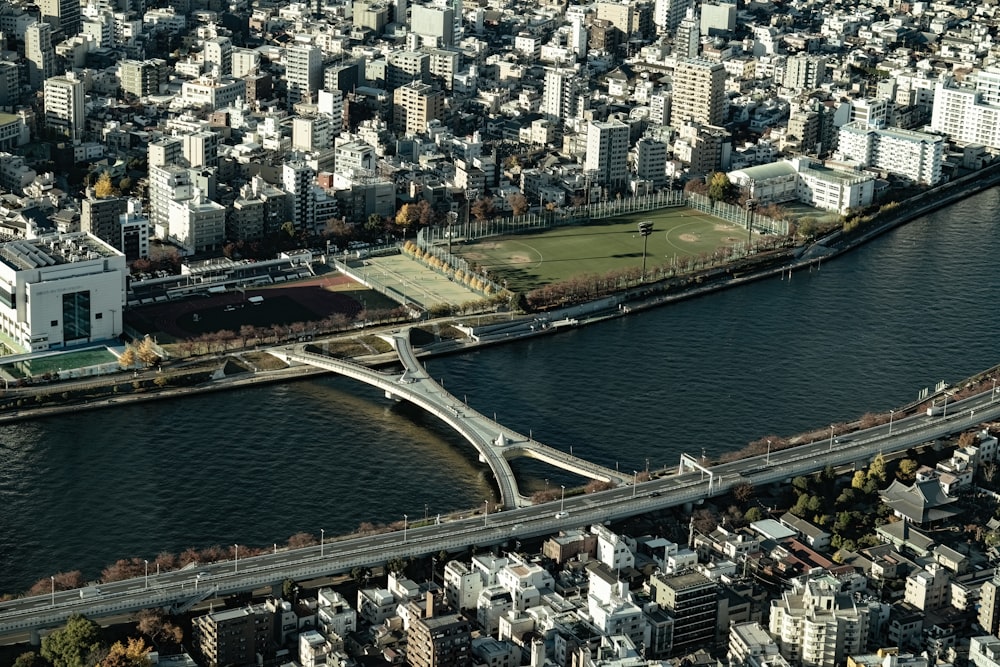 Una veduta aerea di una città e di un fiume