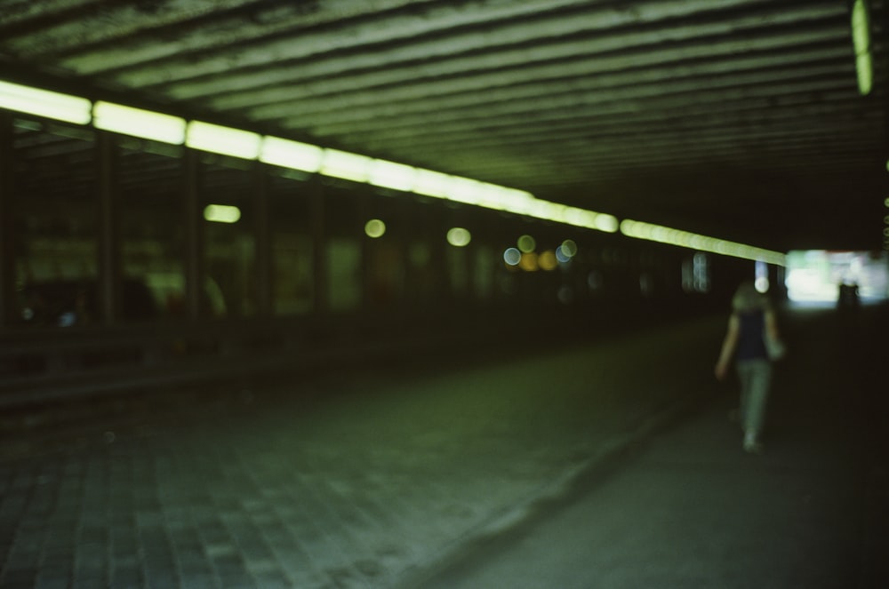 una foto borrosa de una persona caminando por una acera