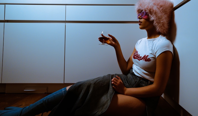 Jeune femme avec chapeau rose ludique
