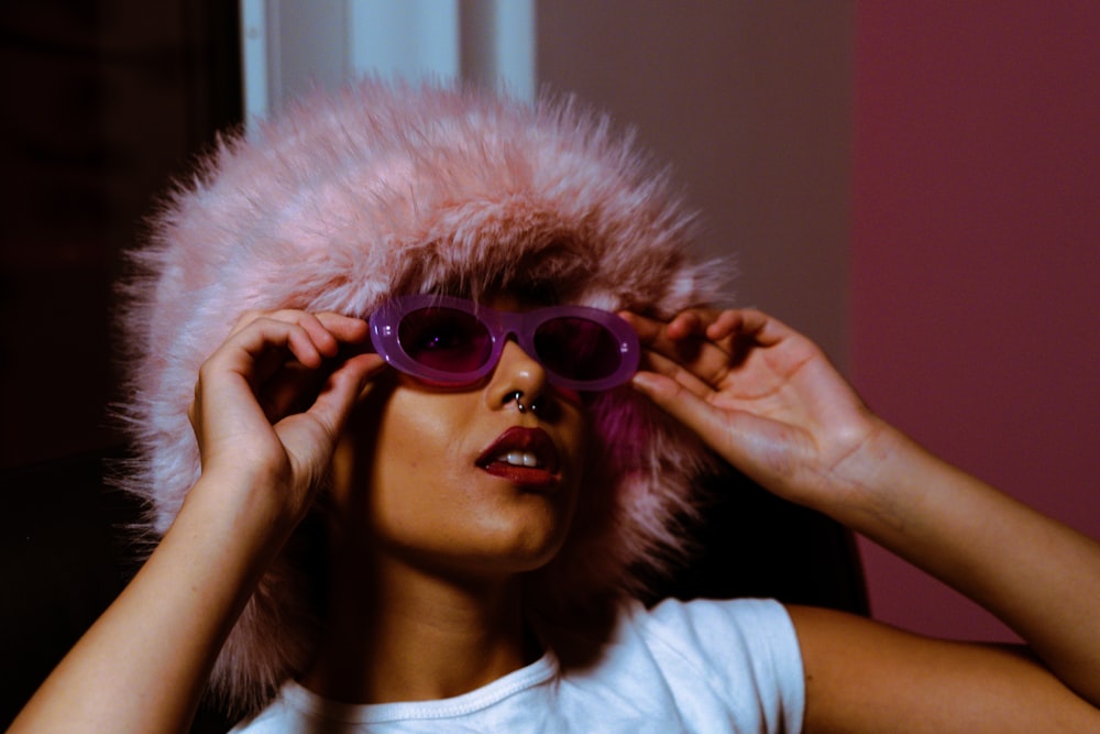 une femme portant des lunettes de soleil et un chapeau de fourrure