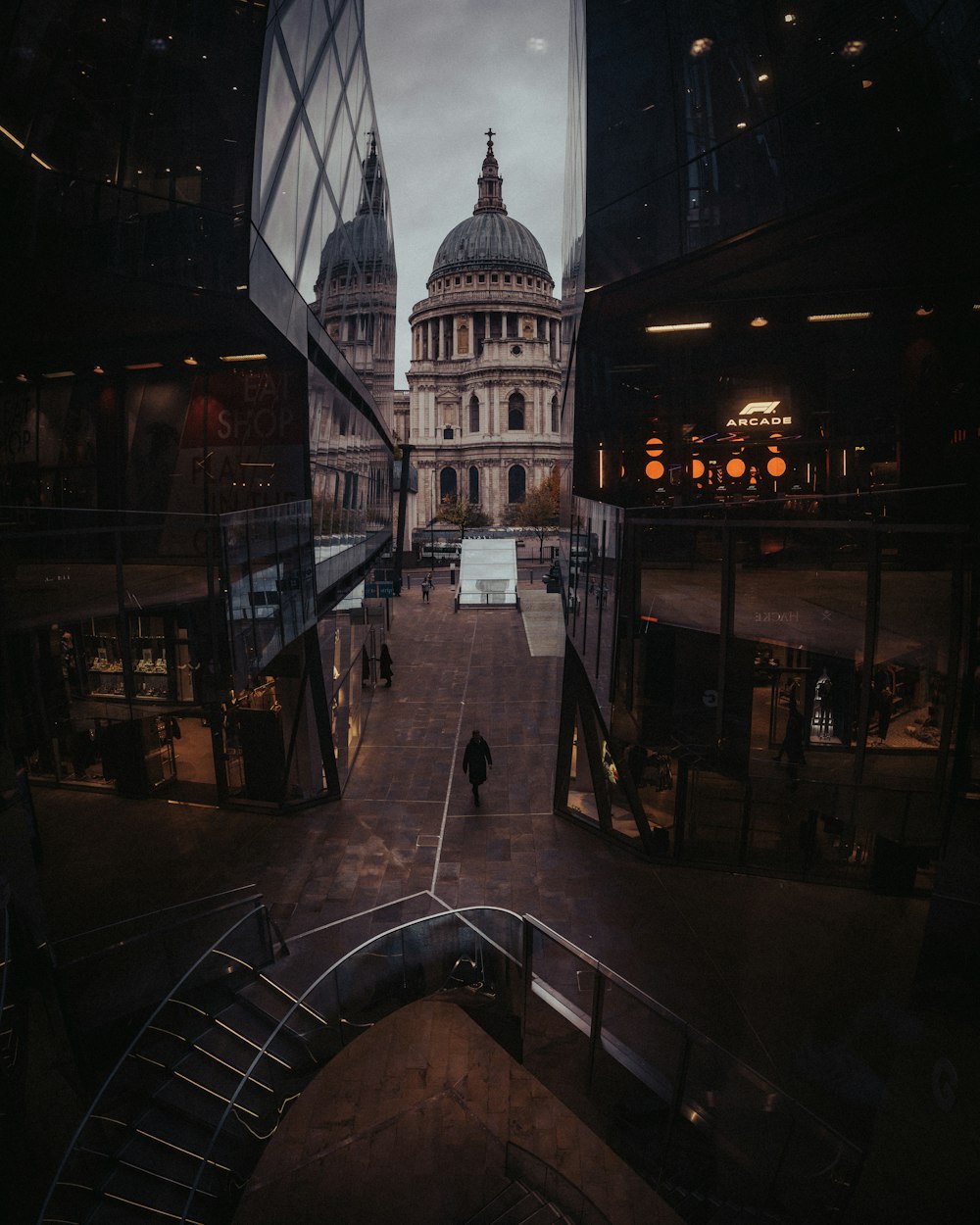 une vue d’un bâtiment du haut d’un escalier