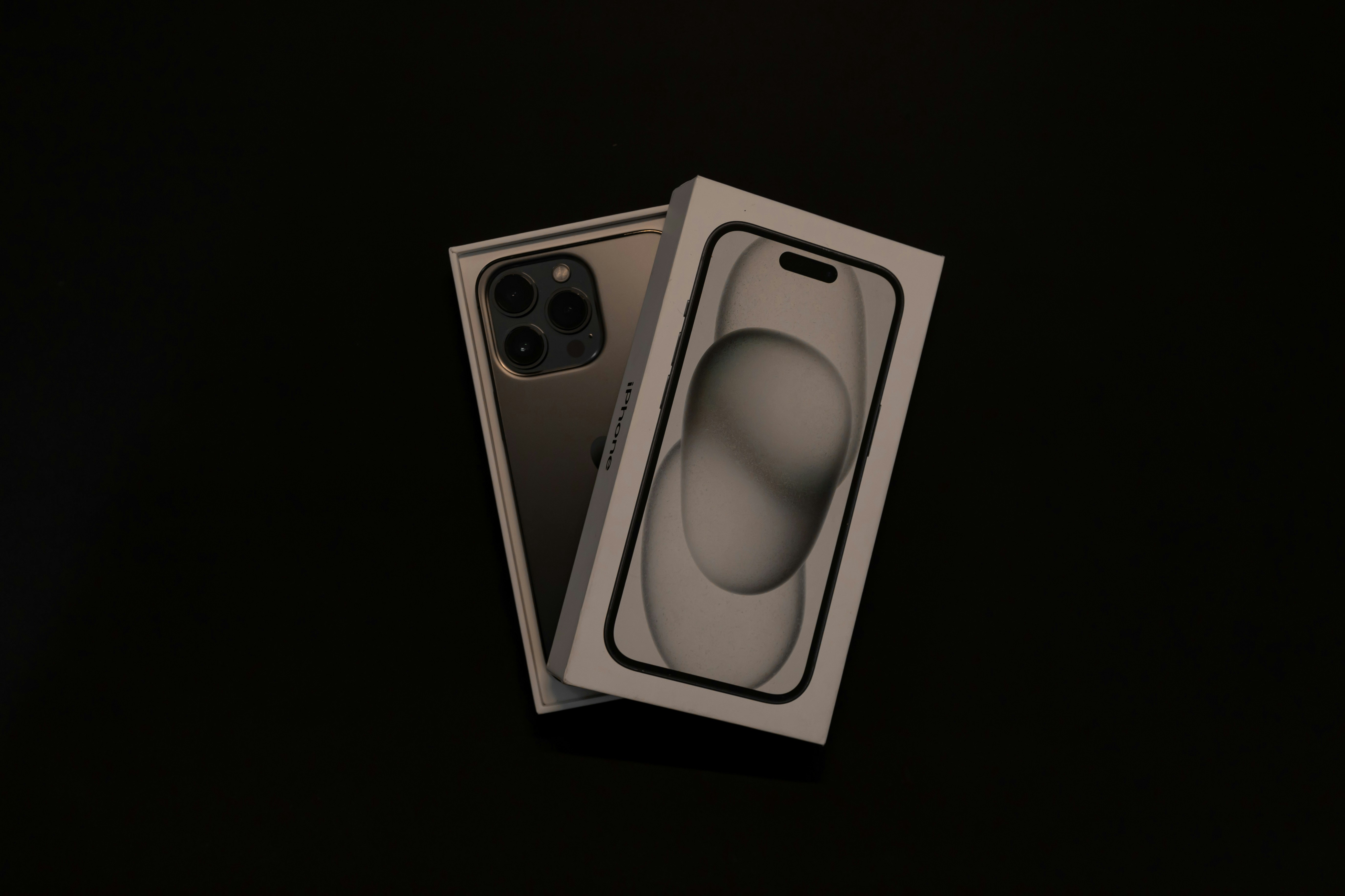 photo-1702289612974-dc67693a8cd4?ixid=M3wxMjA3fDB8MXxzZWFyY2h8OHx8aXBob25lJTIwbW9jayUyMHVwfGVufDB8fHx8MTc1ODkzNTU1NHww\u0026ixlib=rb-4.1.0