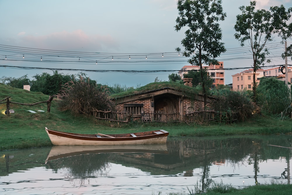 un bateau assis au-dessus d’une rivière à côté d’une colline verdoyante