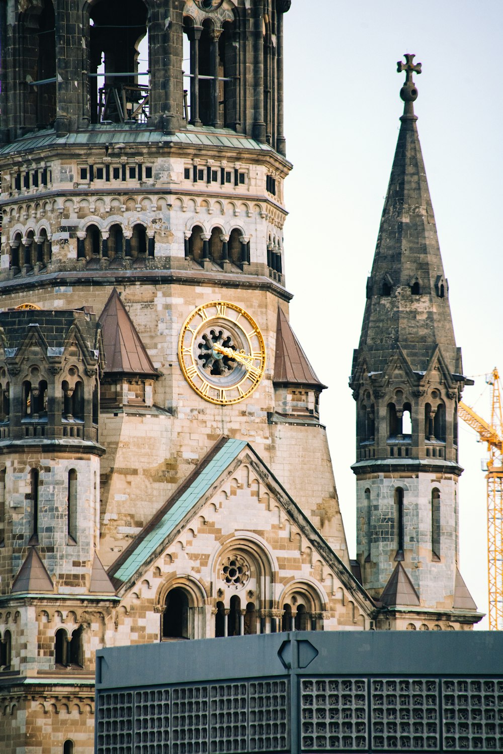 un grande edificio con un orologio sul lato