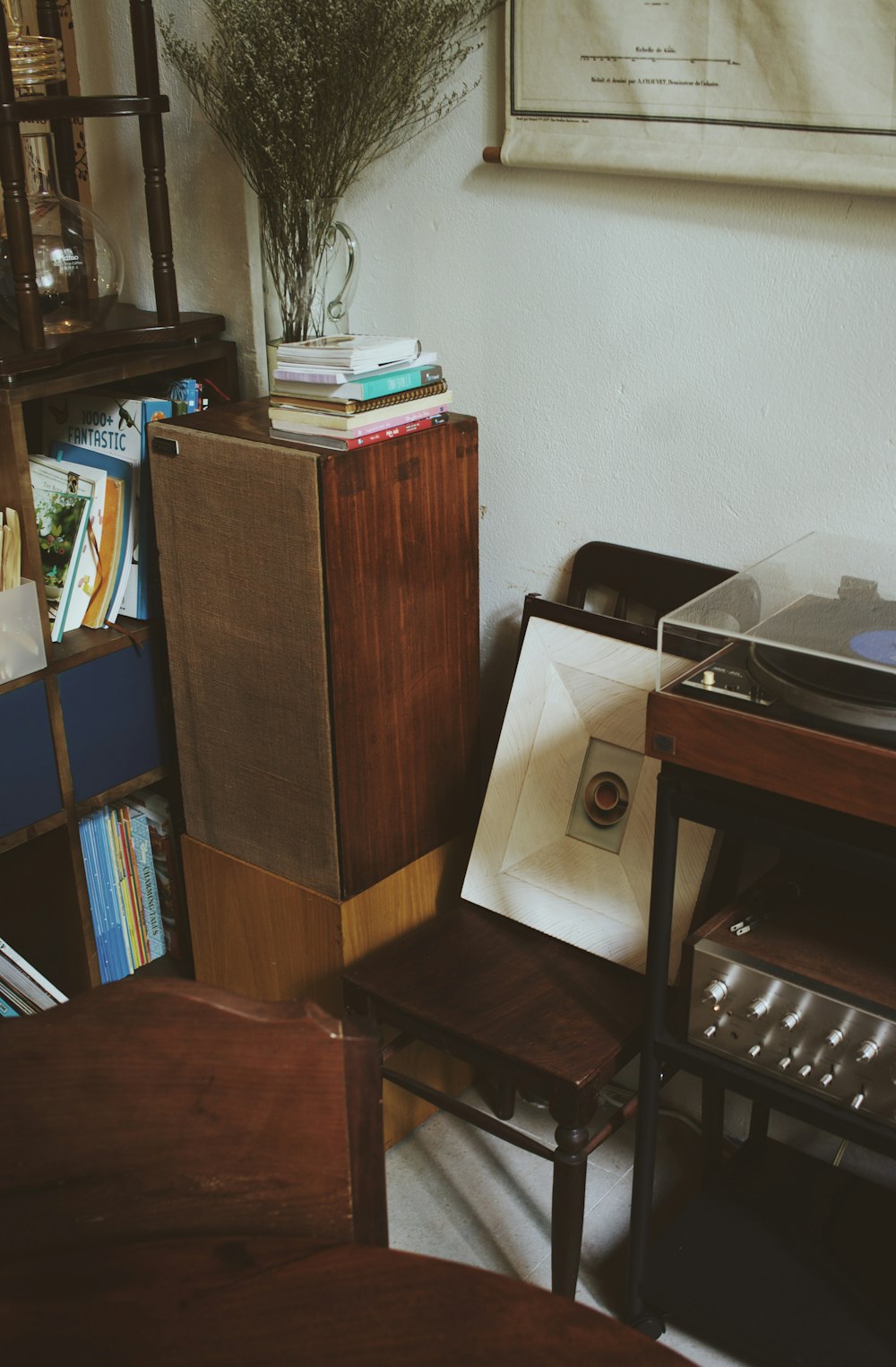 un tocadiscos sentado encima de una mesa de madera