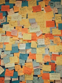 A community board with sticky notes sharing tips and things to do in Arnhem