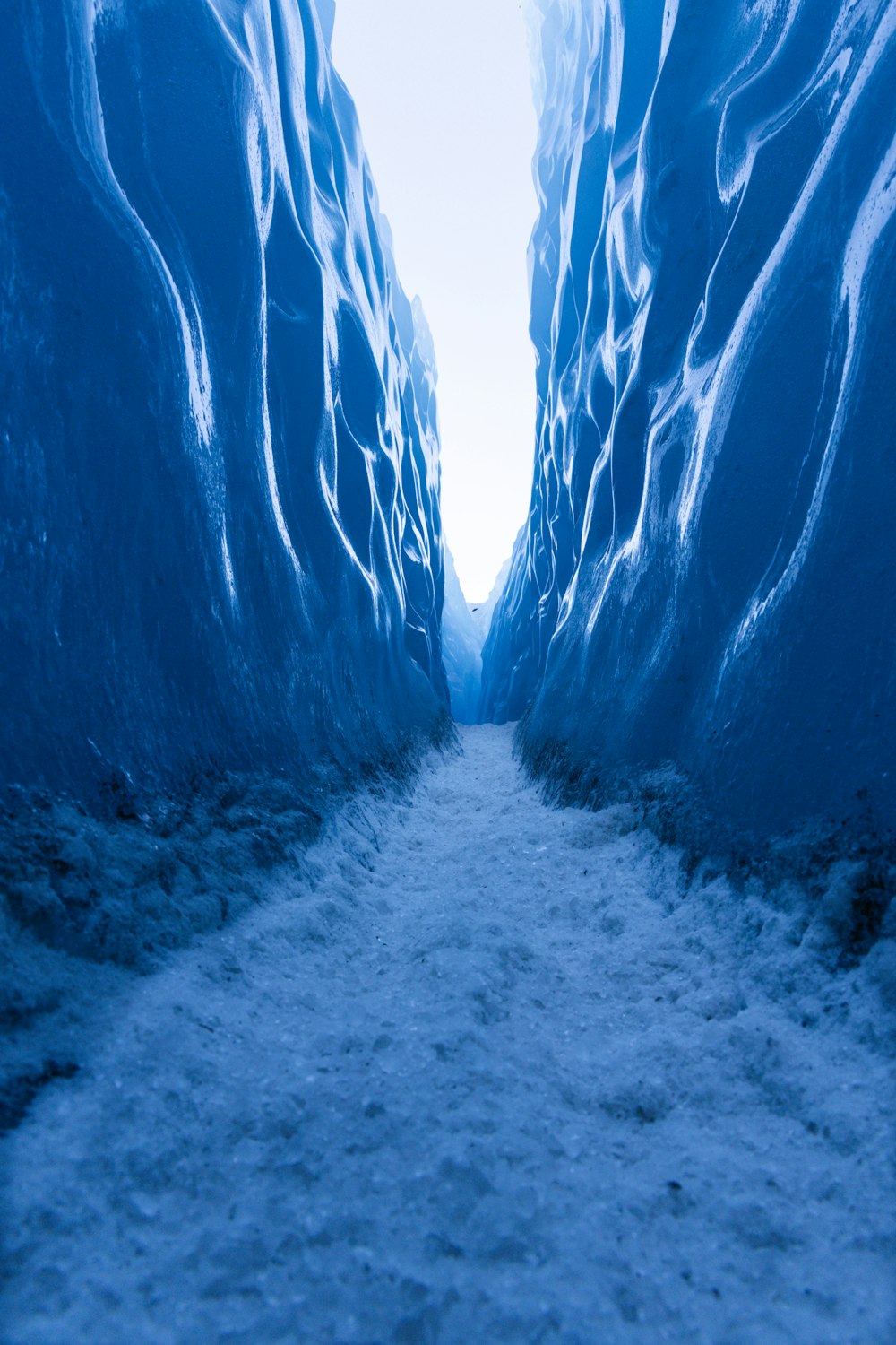 una strada stretta e stretta con ghiaccio ai lati