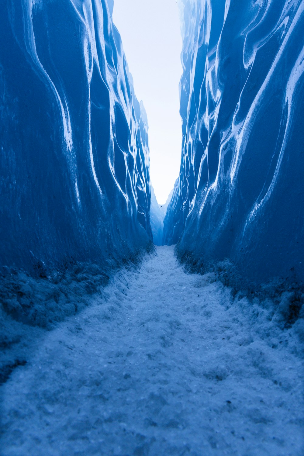 una carretera estrecha y estrecha con hielo a los lados