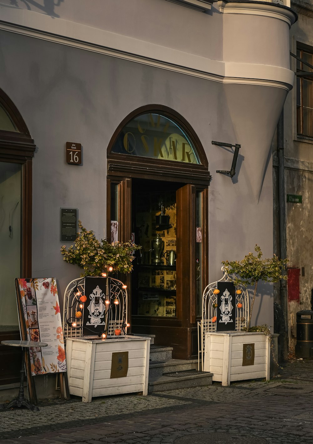 a couple of chairs sitting outside of a building