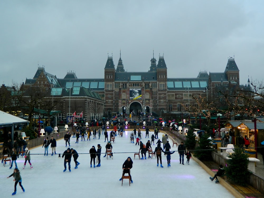 Un grupo de personas patinando en una pista de hielo