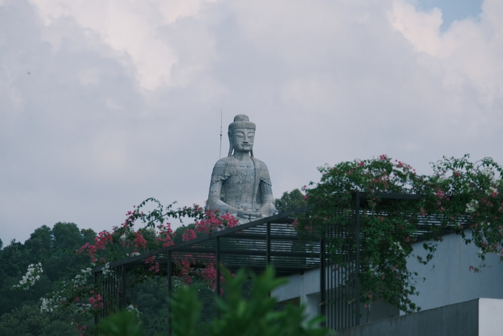 Una gran estatua de Buda sentada en la parte superior de un edificio