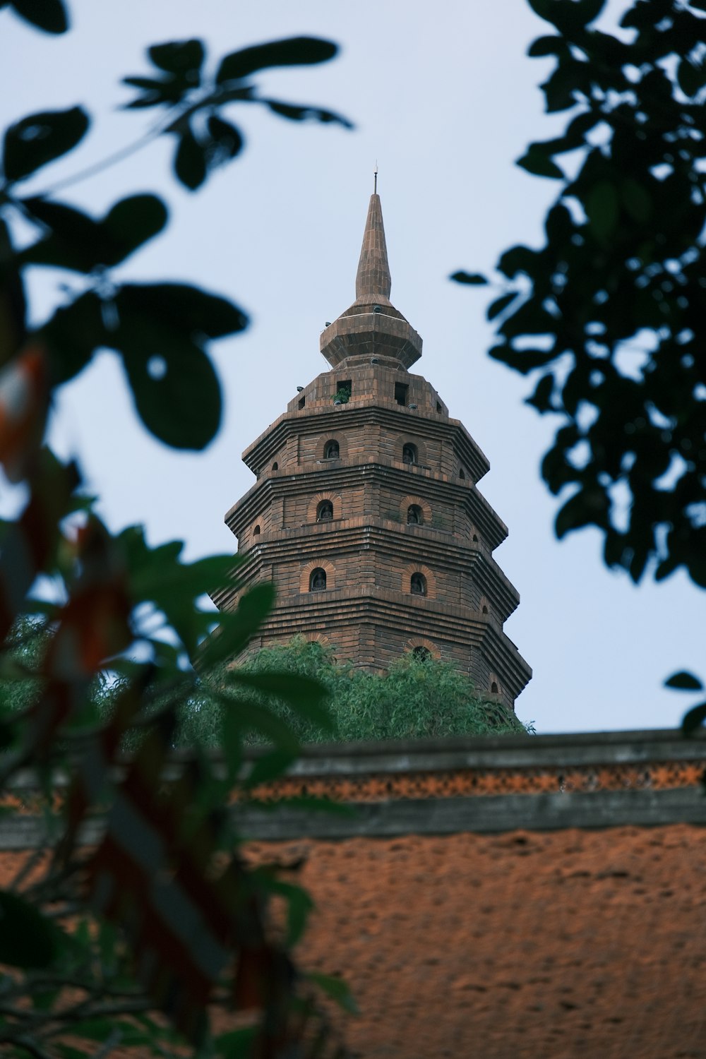 una torre alta con un campanario en la parte superior