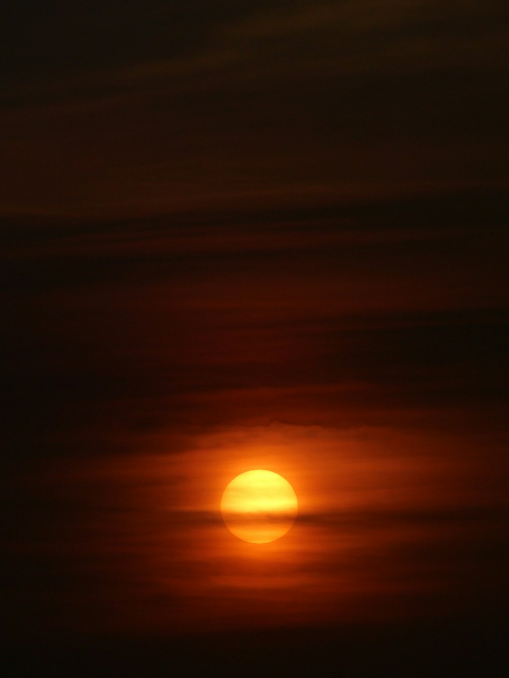 Il sole sta tramontando nel cielo sopra l'oceano