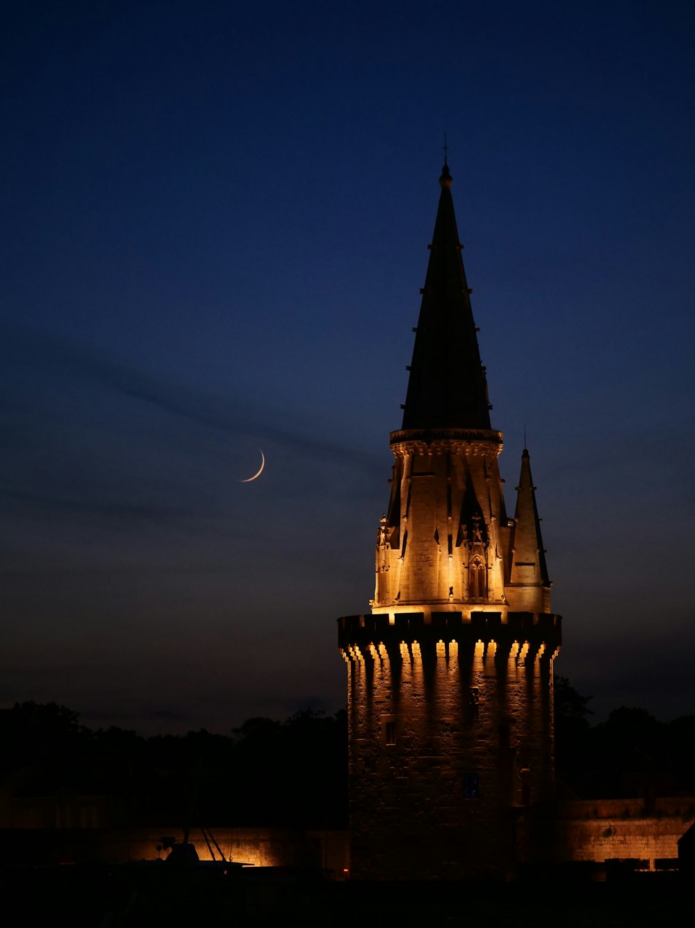 un'alta torre con un orologio di notte