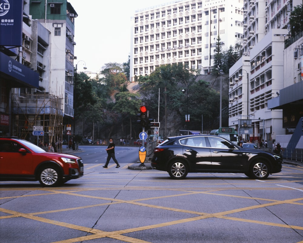 Un coche negro se detiene en un semáforo en rojo