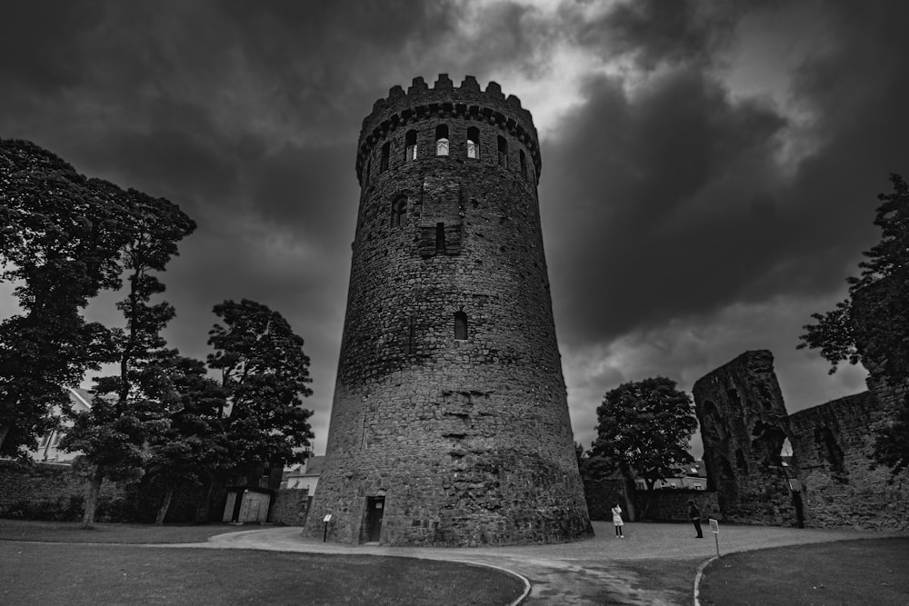 una foto in bianco e nero di una torre