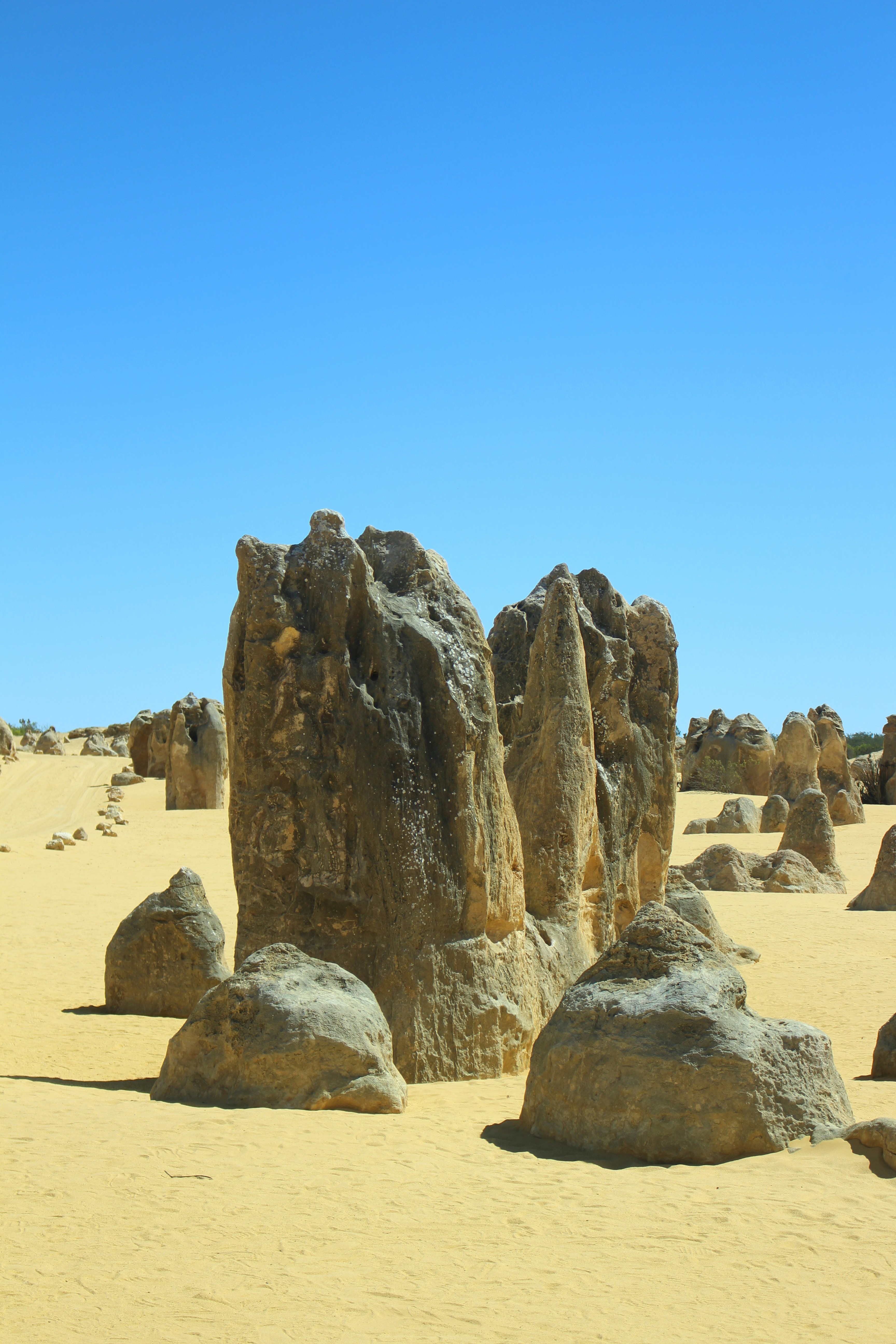 Une grande formation rocheuse au milieu d’un désert