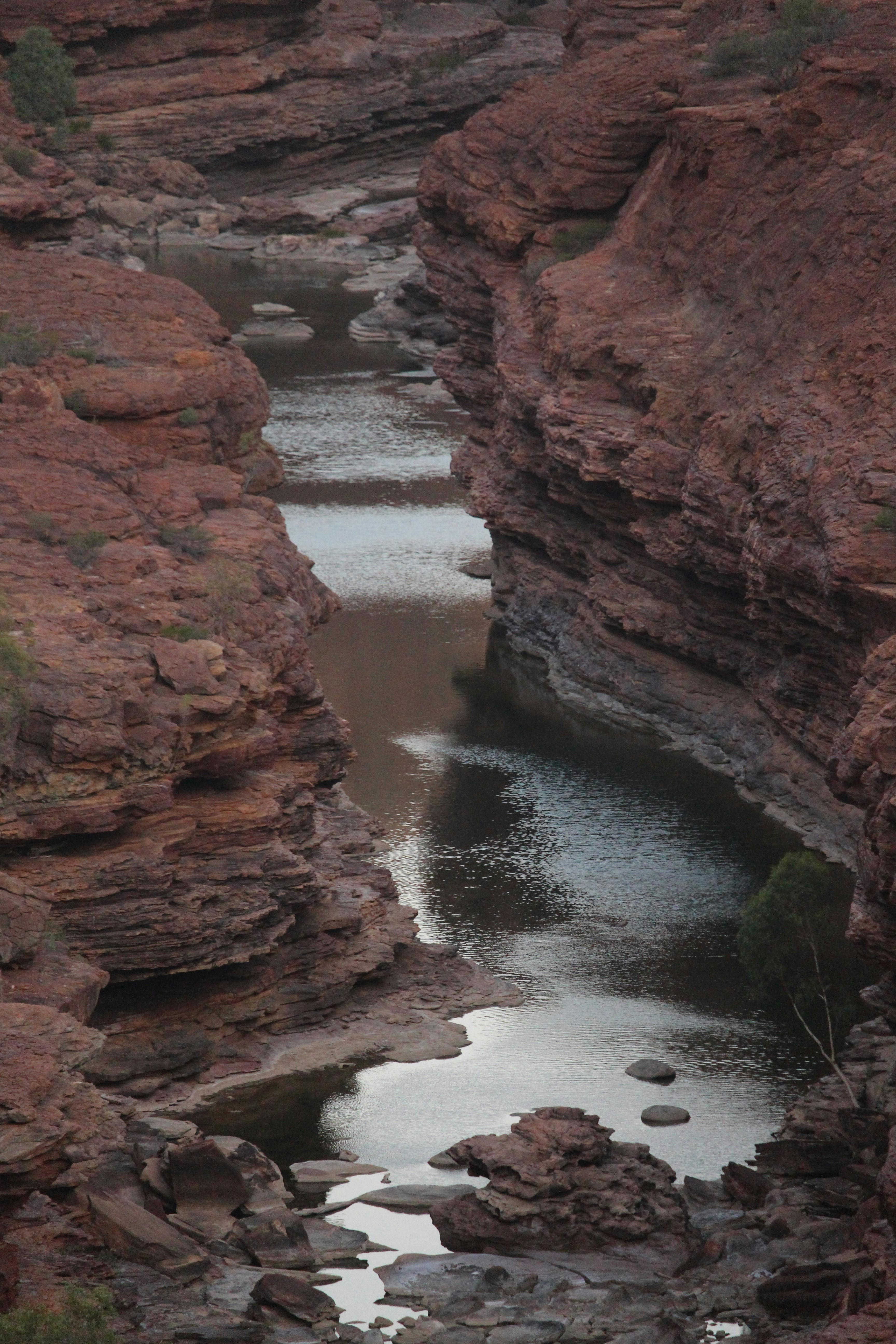 une rivière qui coule dans un canyon entouré de rochers