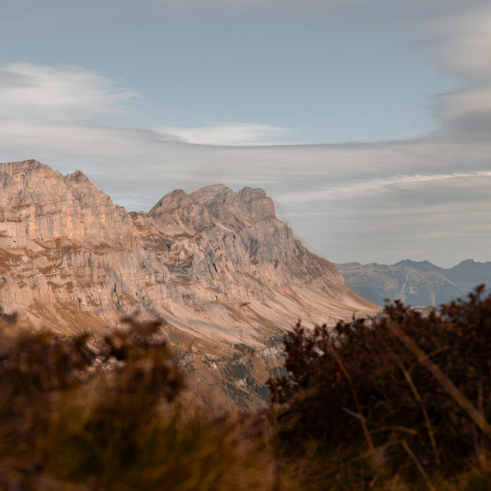 Una vista di una catena montuosa dalla cima di una collina