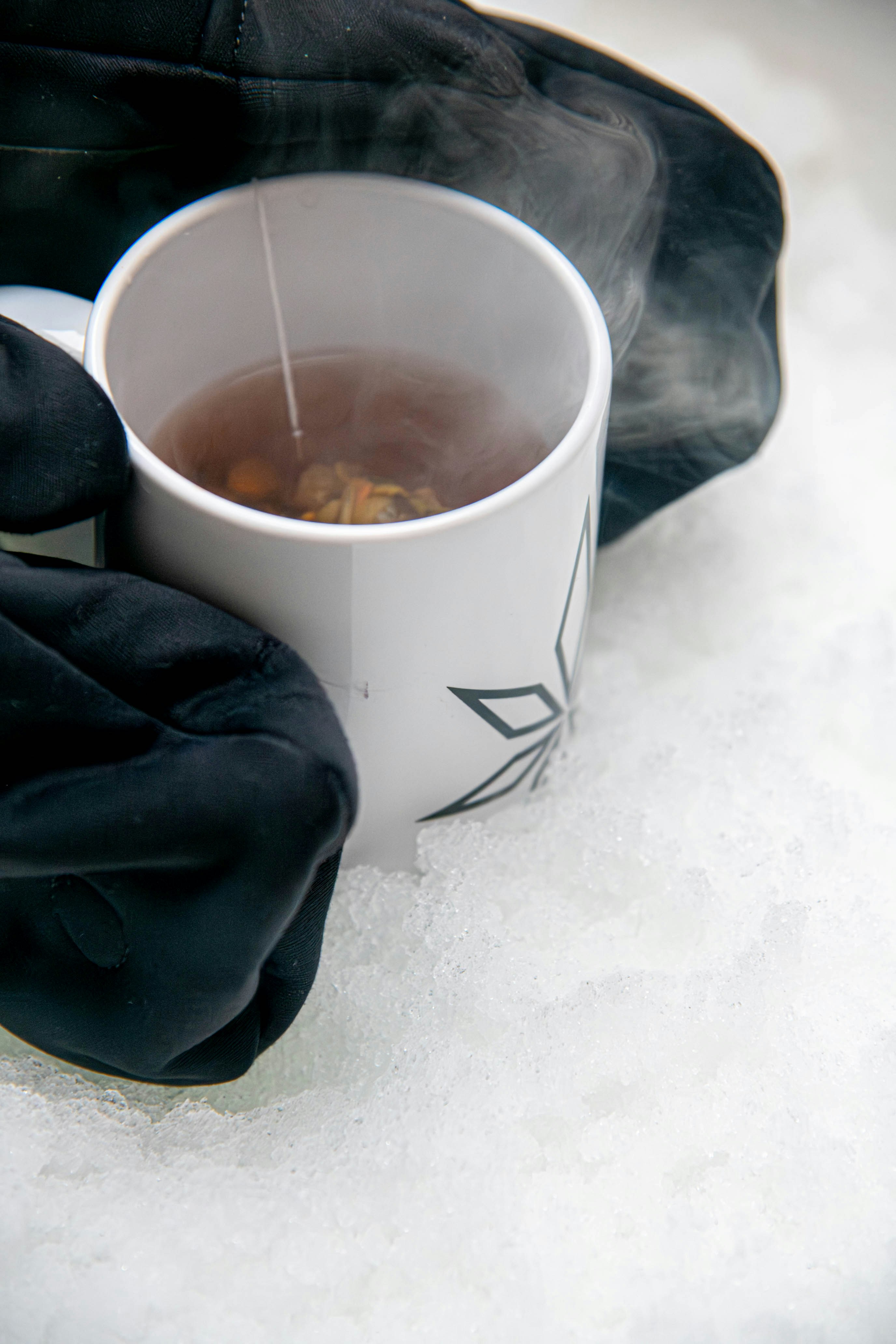 Une tasse de thé est posée sur une table