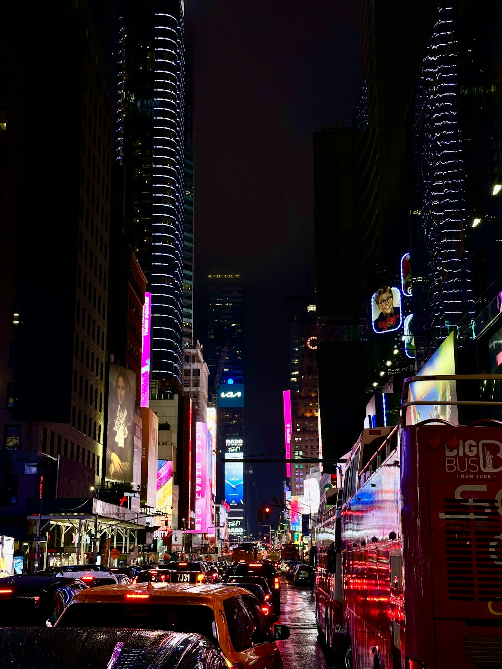 a city street filled with lots of traffic at night