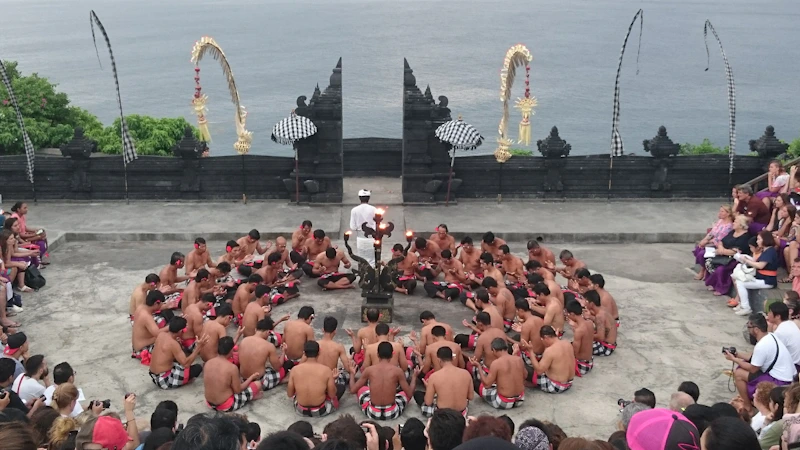 Danza kecak en el anfiteatro de Uluwatu