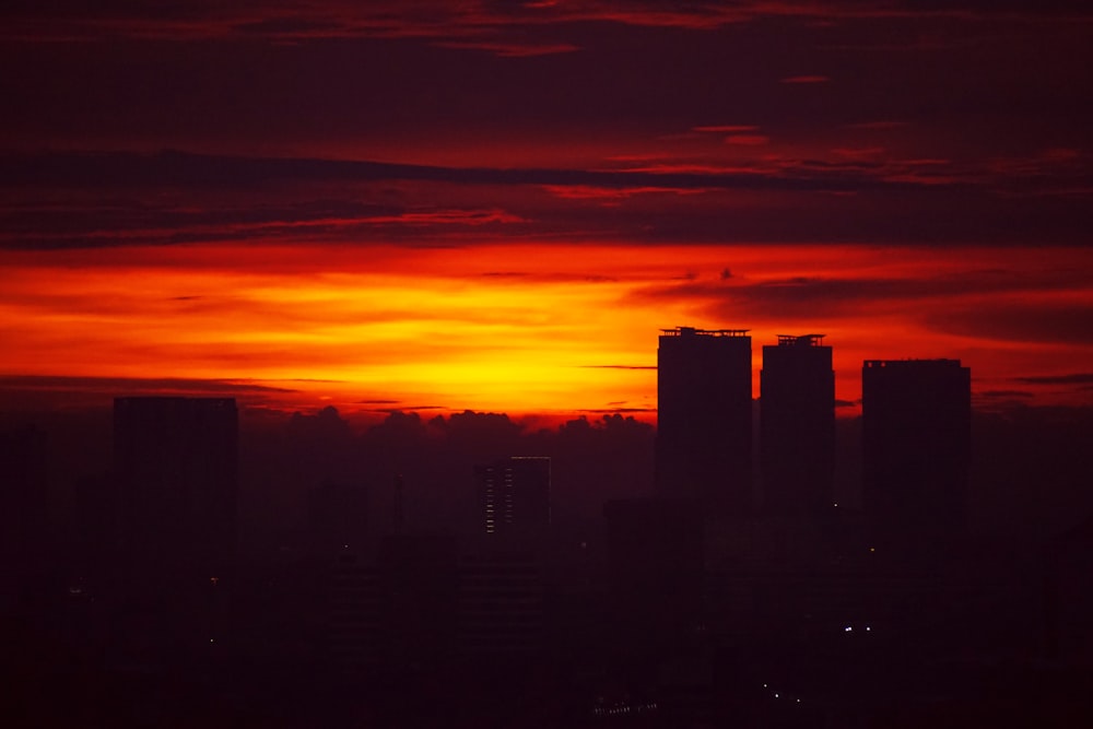 Ein rot-gelber Sonnenuntergang über einer Stadt