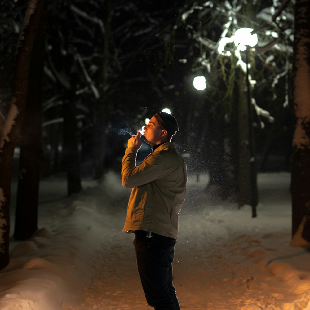 un uomo in piedi nella neve di notte