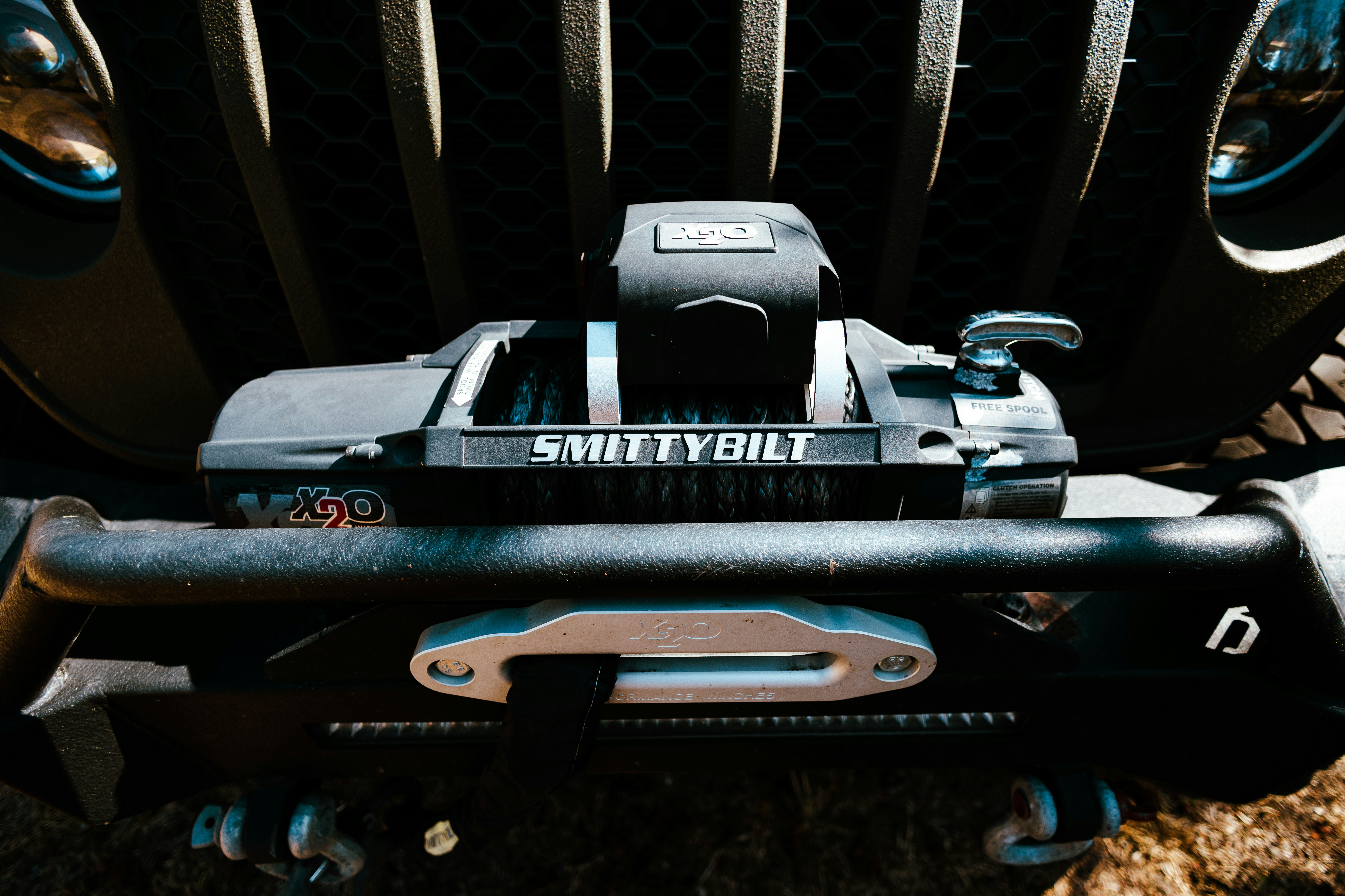 차량의 앞 범퍼를 클로즈업한 사진