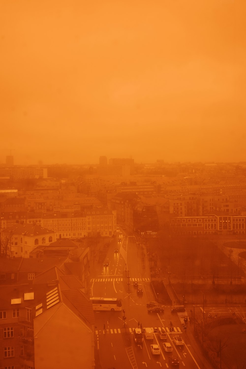 Una vista de una ciudad desde un edificio alto