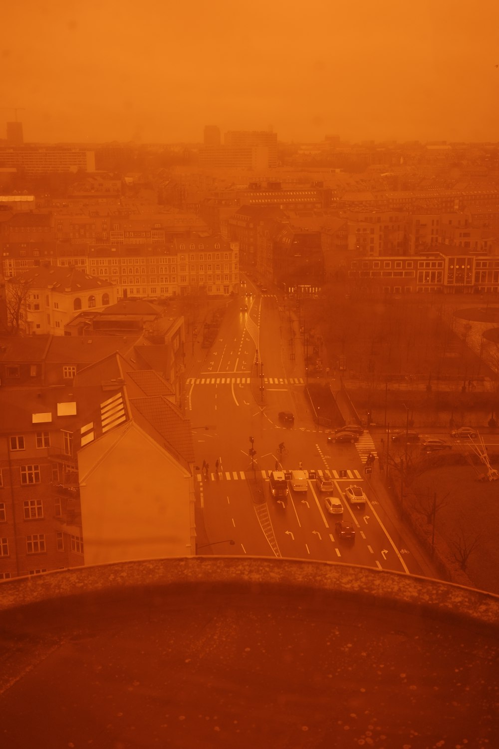 Una vista de una ciudad desde un edificio alto